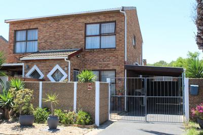 Townhouse For Sale in Glenwood, Goodwood